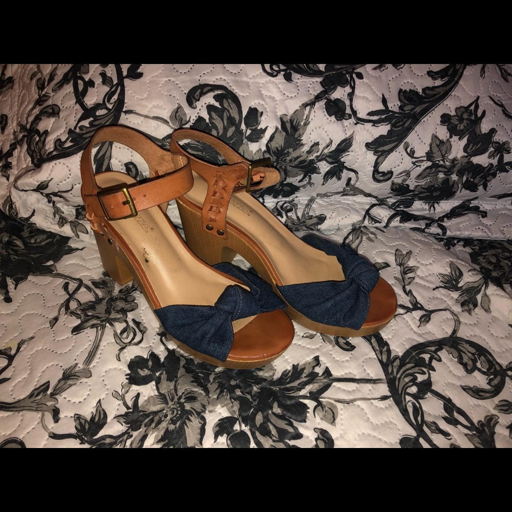 HEELS. WITH A JEAN TYPE BOW